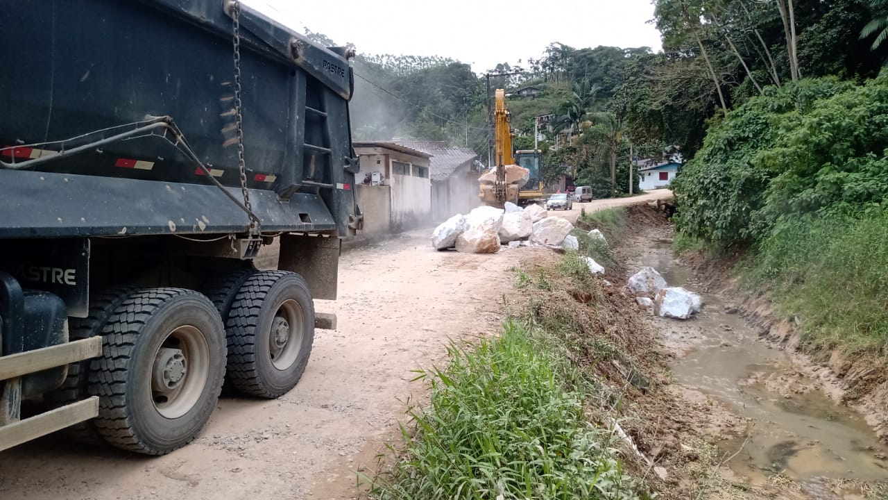 Confira as atividades da equipe de patrola e limpeza da Secretaria de Obra