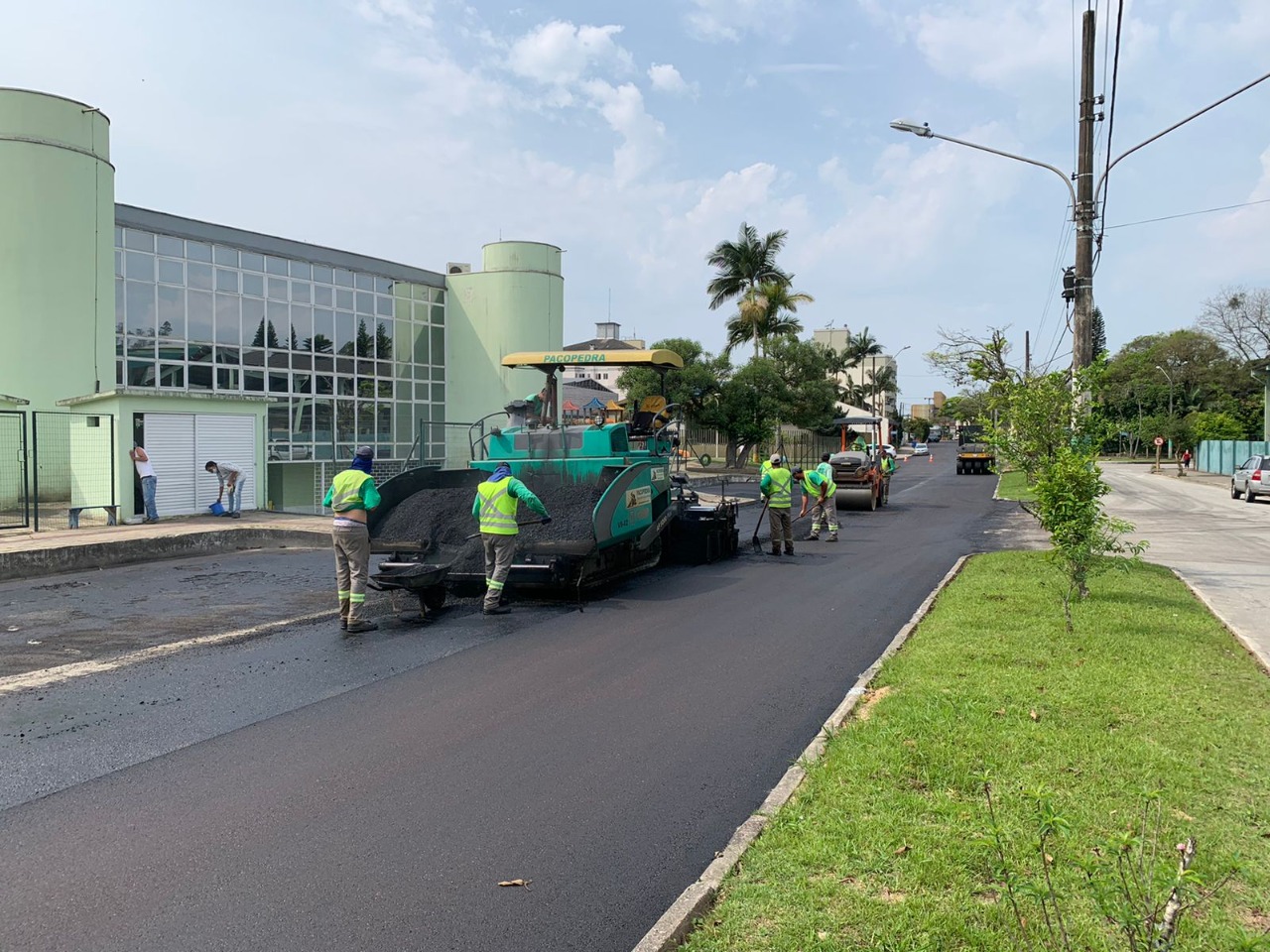 Rua Carlos Graf, no bairro Jardim Maluche, recebe serviço de recuperação asfáltica