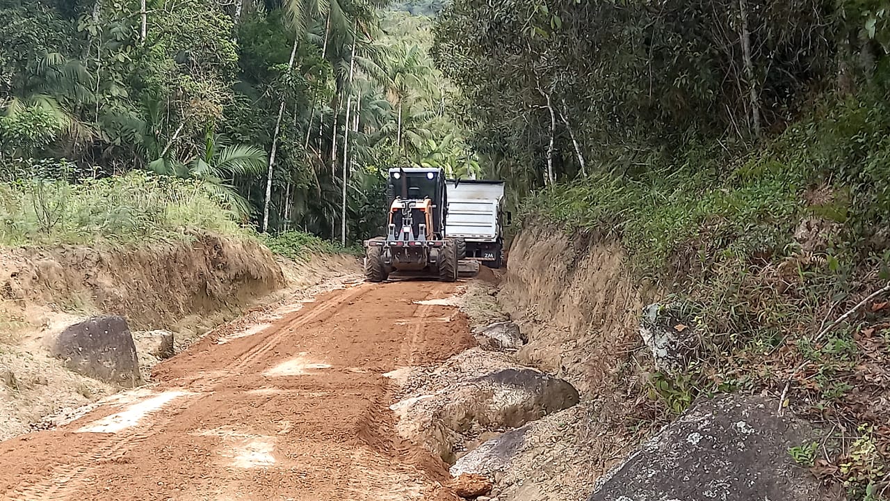 Confira as atividades da equipe de patrola e limpeza da Secretaria de Obra