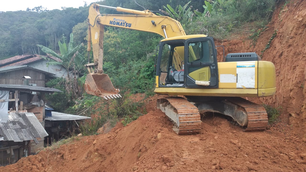 Confira as atividades da equipe de patrola e limpeza da Secretaria de Obra