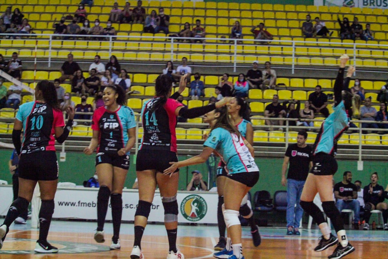 Brusque vence Itajaí e fica em primeiro lugar na etapa classificatória do Estadual de Vôlei Feminino