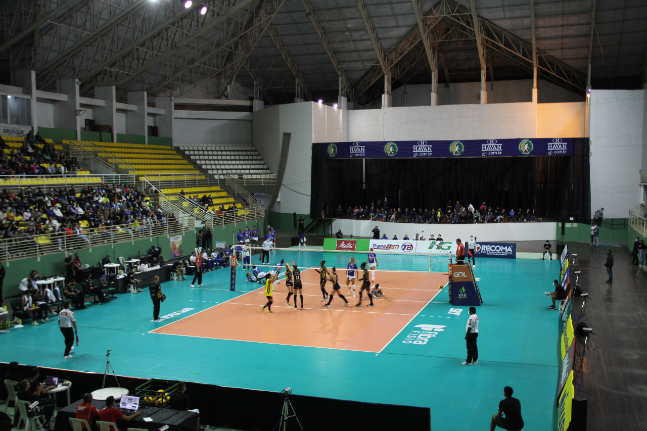 Publico prestigia a final da supercopa de vôlei feminino na Arena Brusque