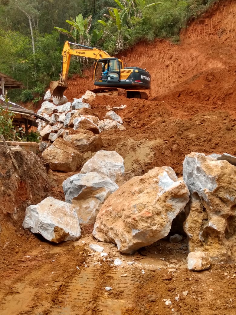 Confira as atividades da equipe de patrola e limpeza da Secretaria de Obras