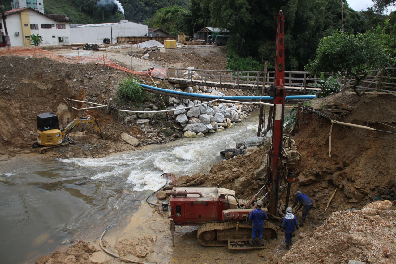 Obras na ponte do Guarani avançam e equipes trabalham em duas frentes
