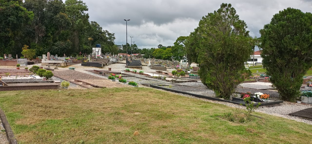 Secretaria de Obras trabalha na manutenção do cemitério Parque da Saudade