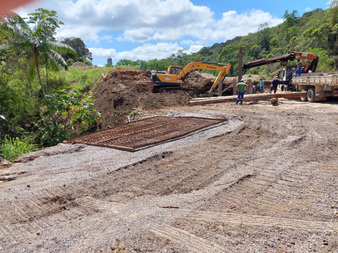 Confira as atividades da equipe de patrola e limpeza da Secretaria de Obra