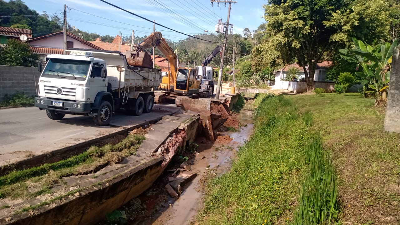 Confira as atividades da equipe de patrola e limpeza da Secretaria de Obra