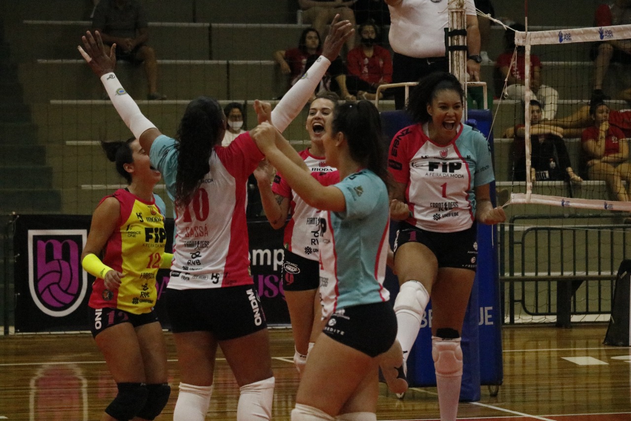 Brusque bate Caçador e garante vaga na semifinal da Superliga C de Vôlei Feminino