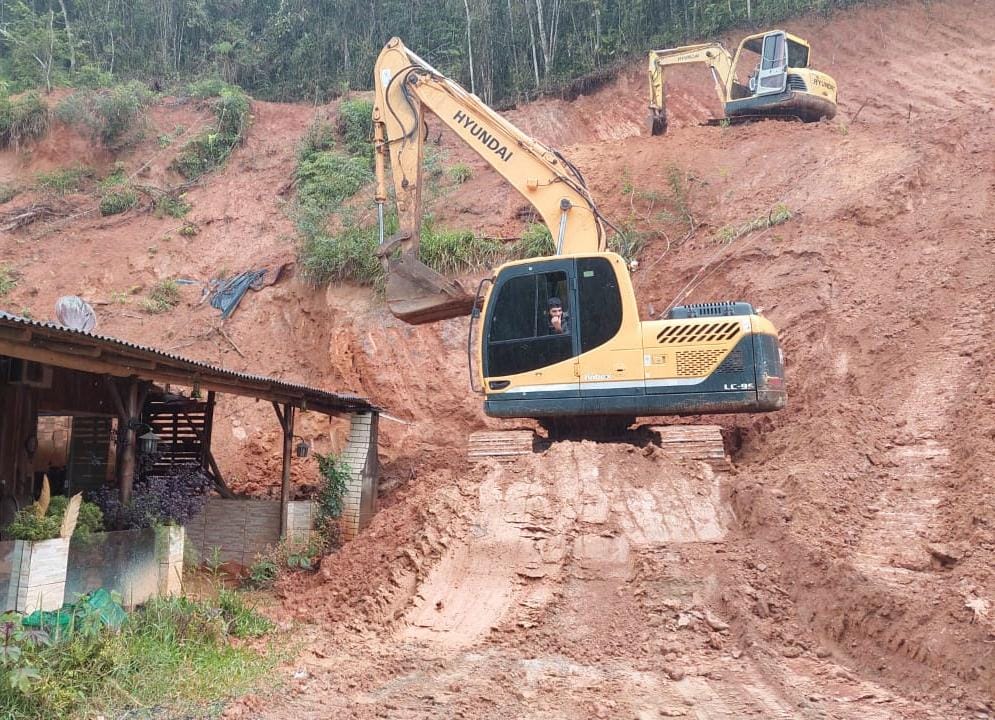 Confira as atividades da equipe de patrola e limpeza da Secretaria de Obra