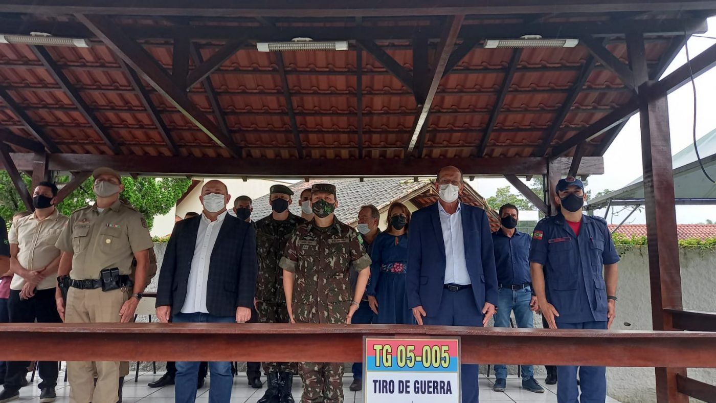 Prefeito participa da cerimônia de Juramento à Bandeira no Tiro de Guerra