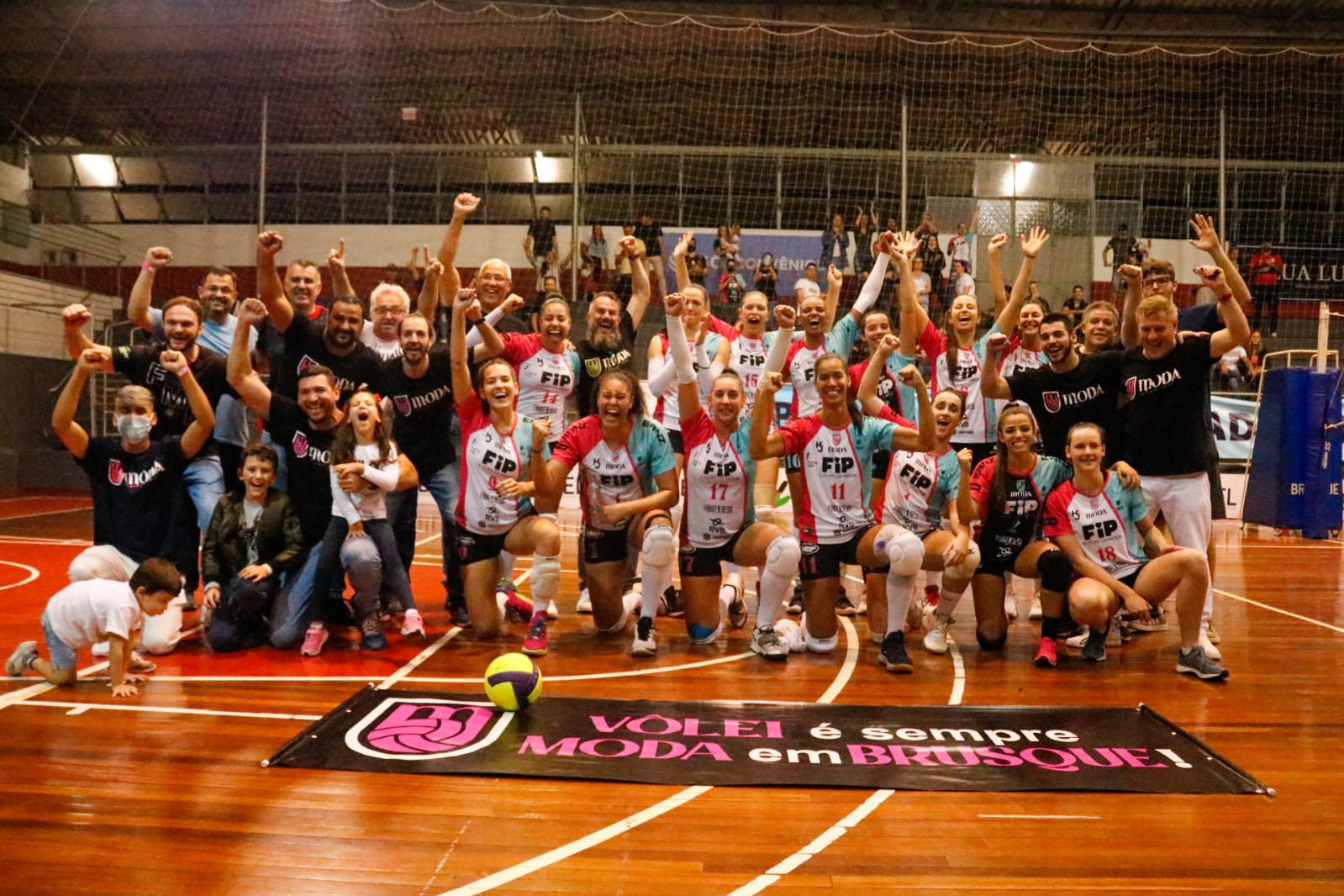 Em jogo emocionante, Abel Moda Vôlei Brusque vence Chapecó no tie-break e conquista título Estadual