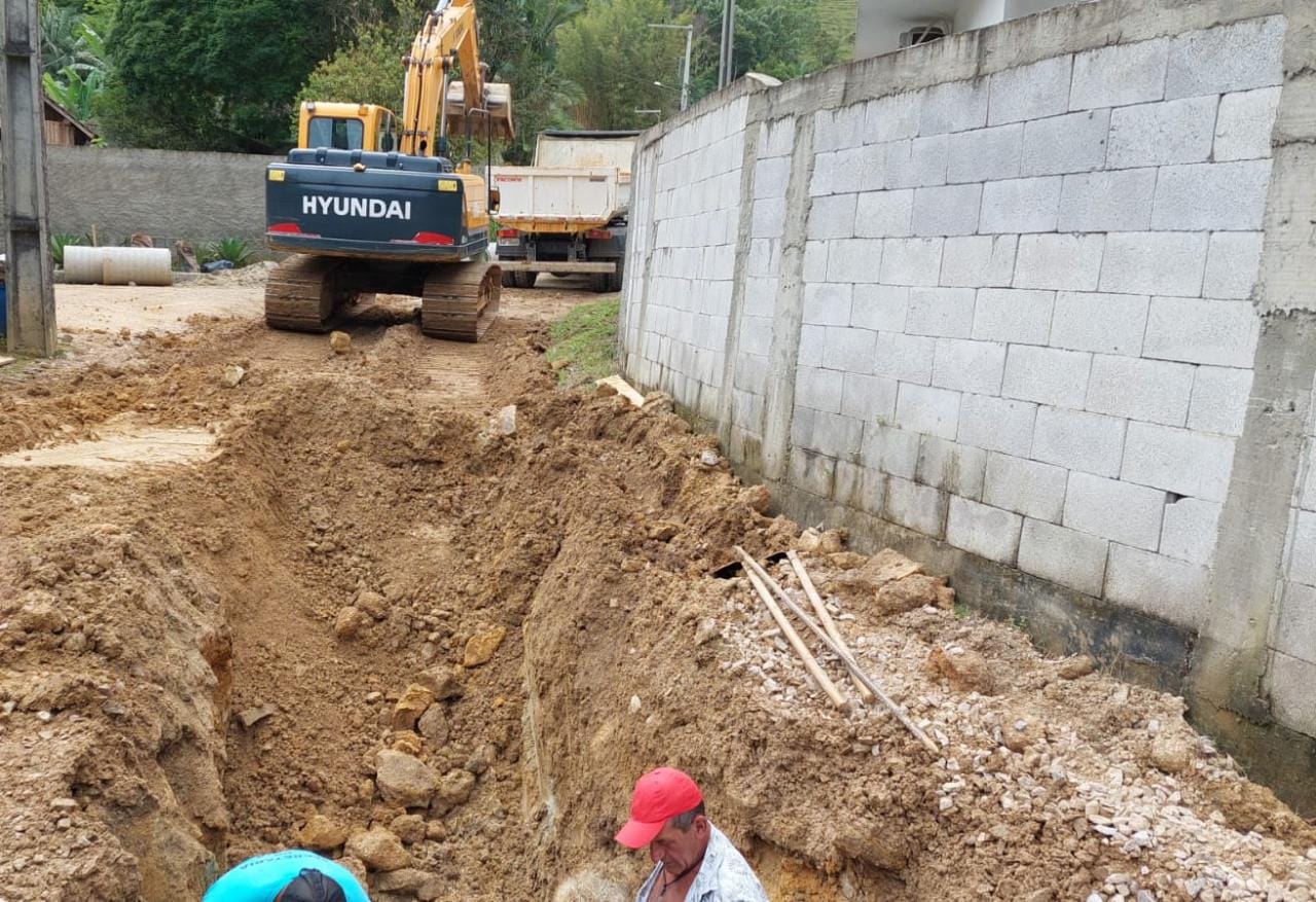 Confira as atividades da equipe de patrola e limpeza da Secretaria de Obra