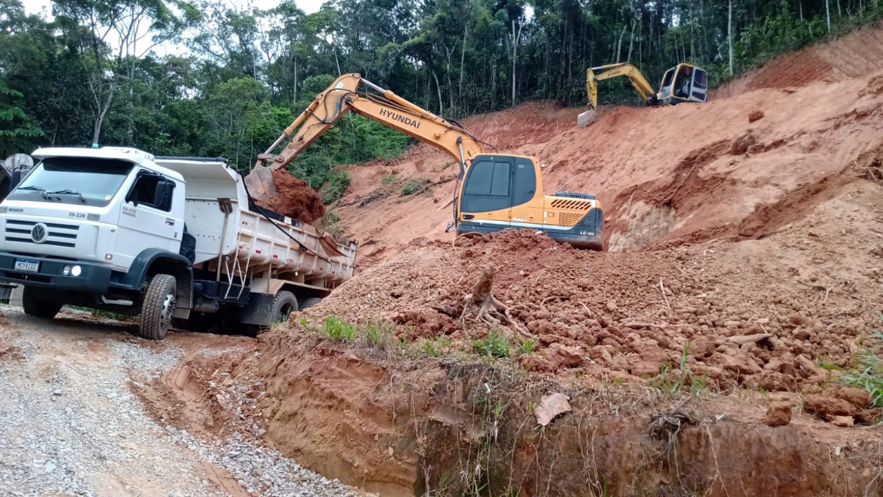 Confira as atividades da equipe de patrola e limpeza da Secretaria de Obra