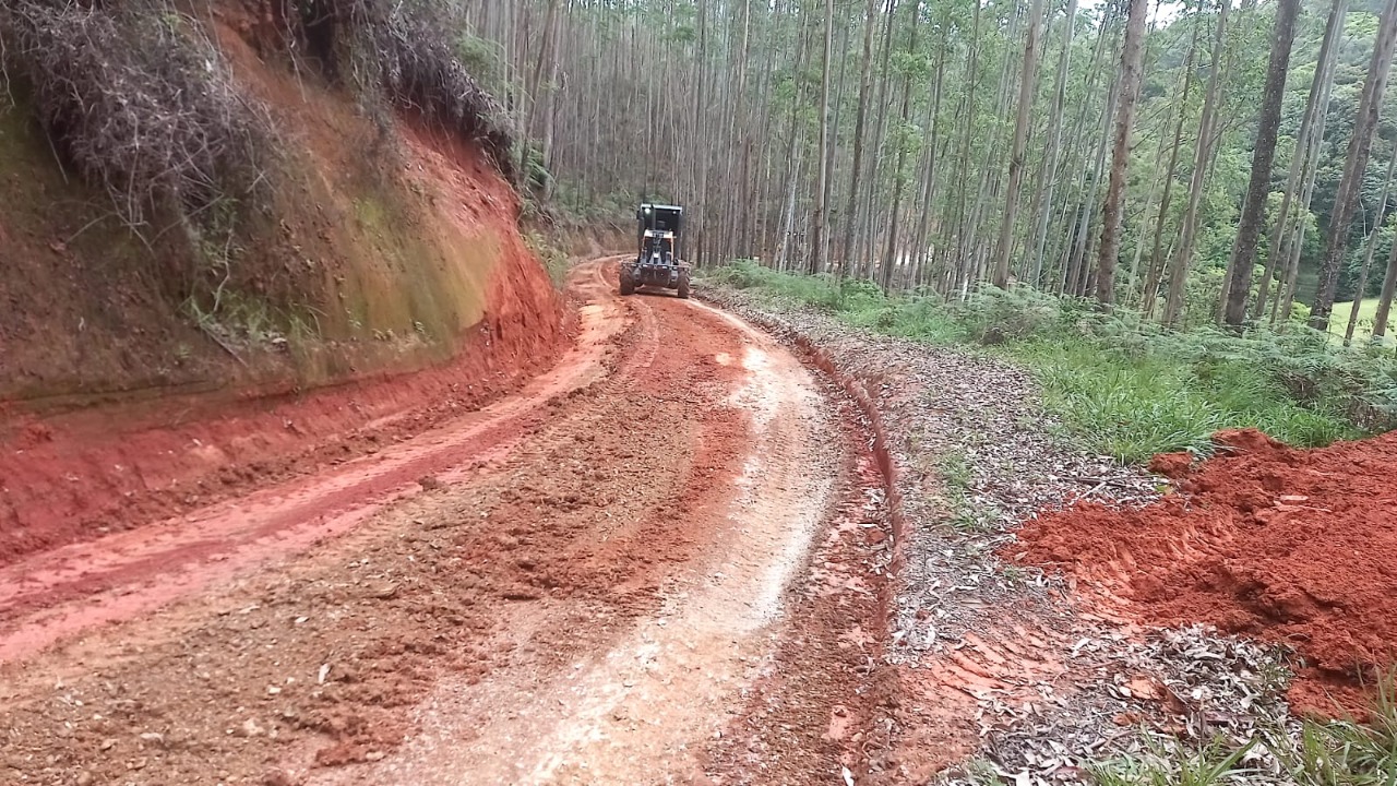 Confira as atividades da equipe de patrola e limpeza da Secretaria de Obras