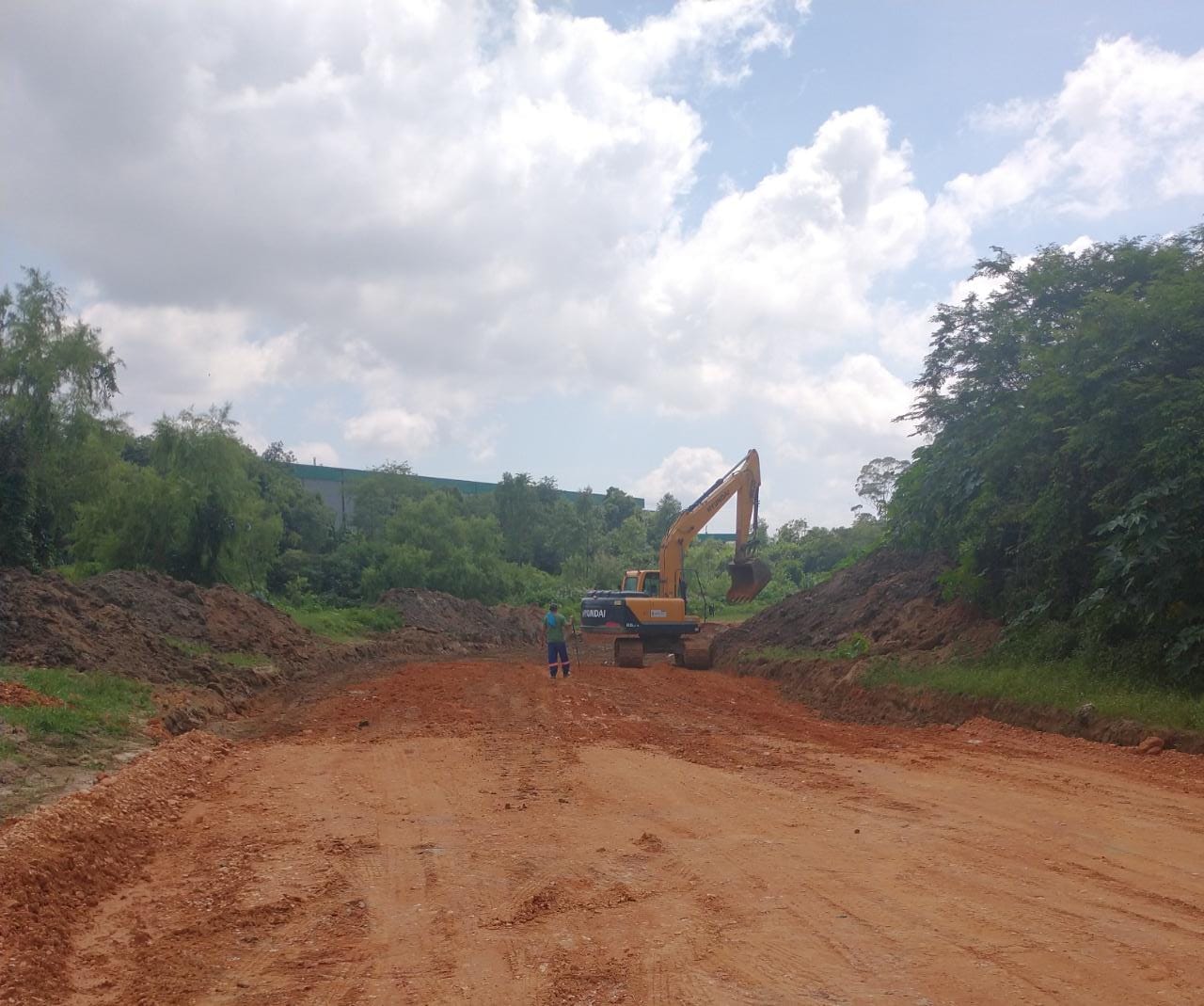 Confira as atividades da equipe de patrola e limpeza da Secretaria de Obras