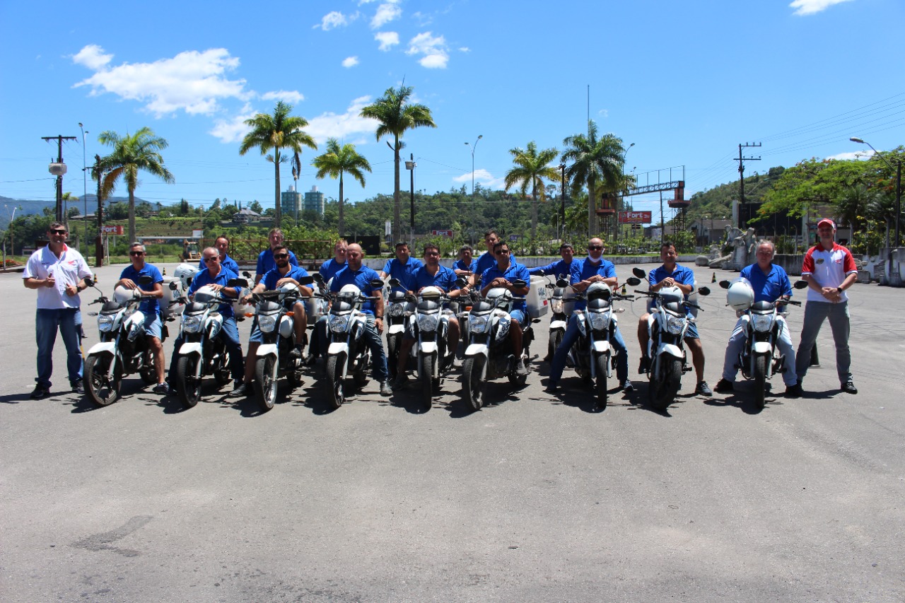 Motociclistas do Samae passam por instrução teórica e prática