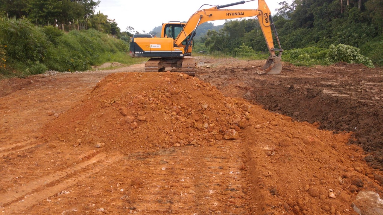 Confira as atividades da equipe de patrola e limpeza da Secretaria de Obras