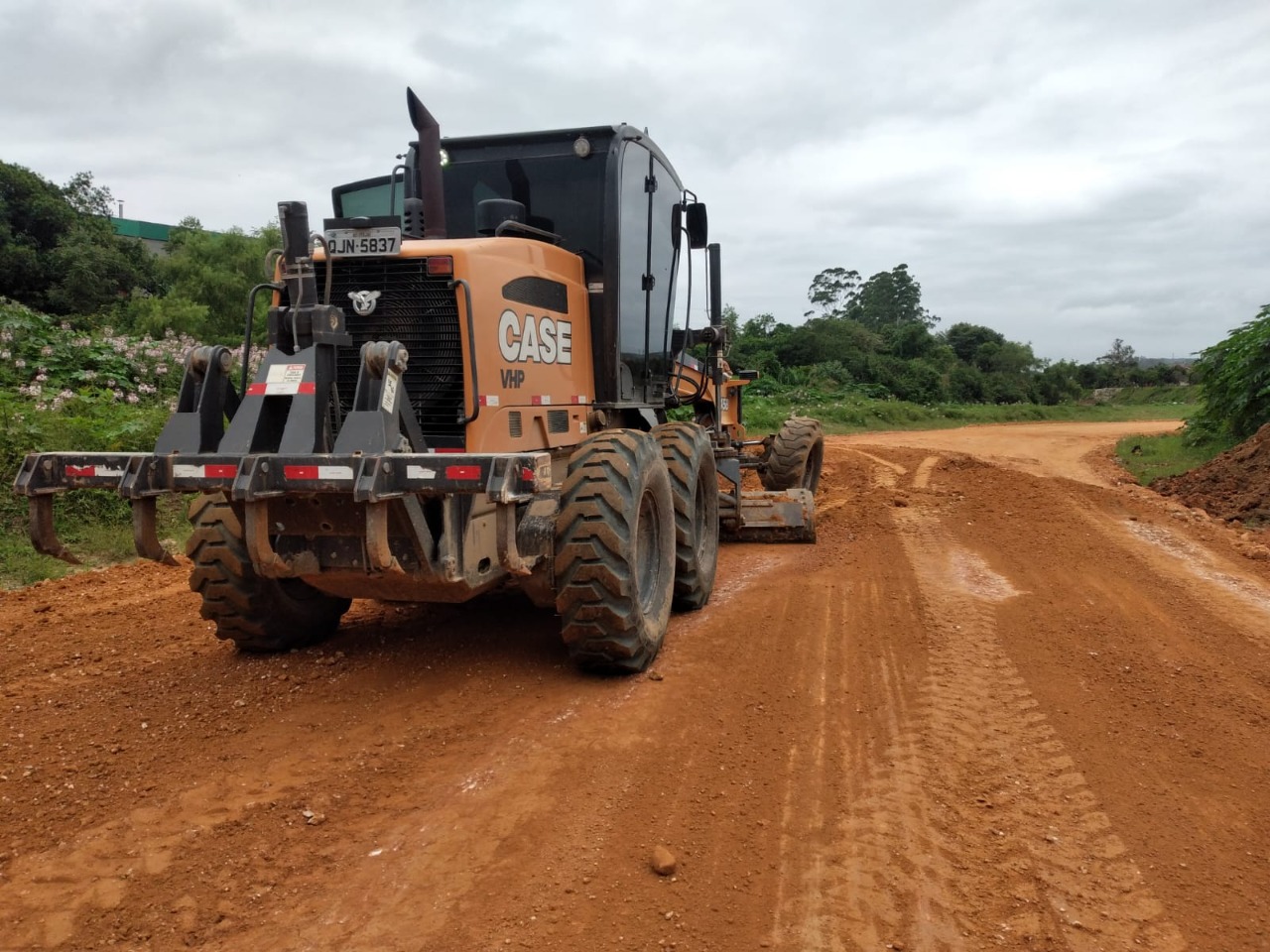 Confira as atividades da equipe de patrola e limpeza da Secretaria de Obras