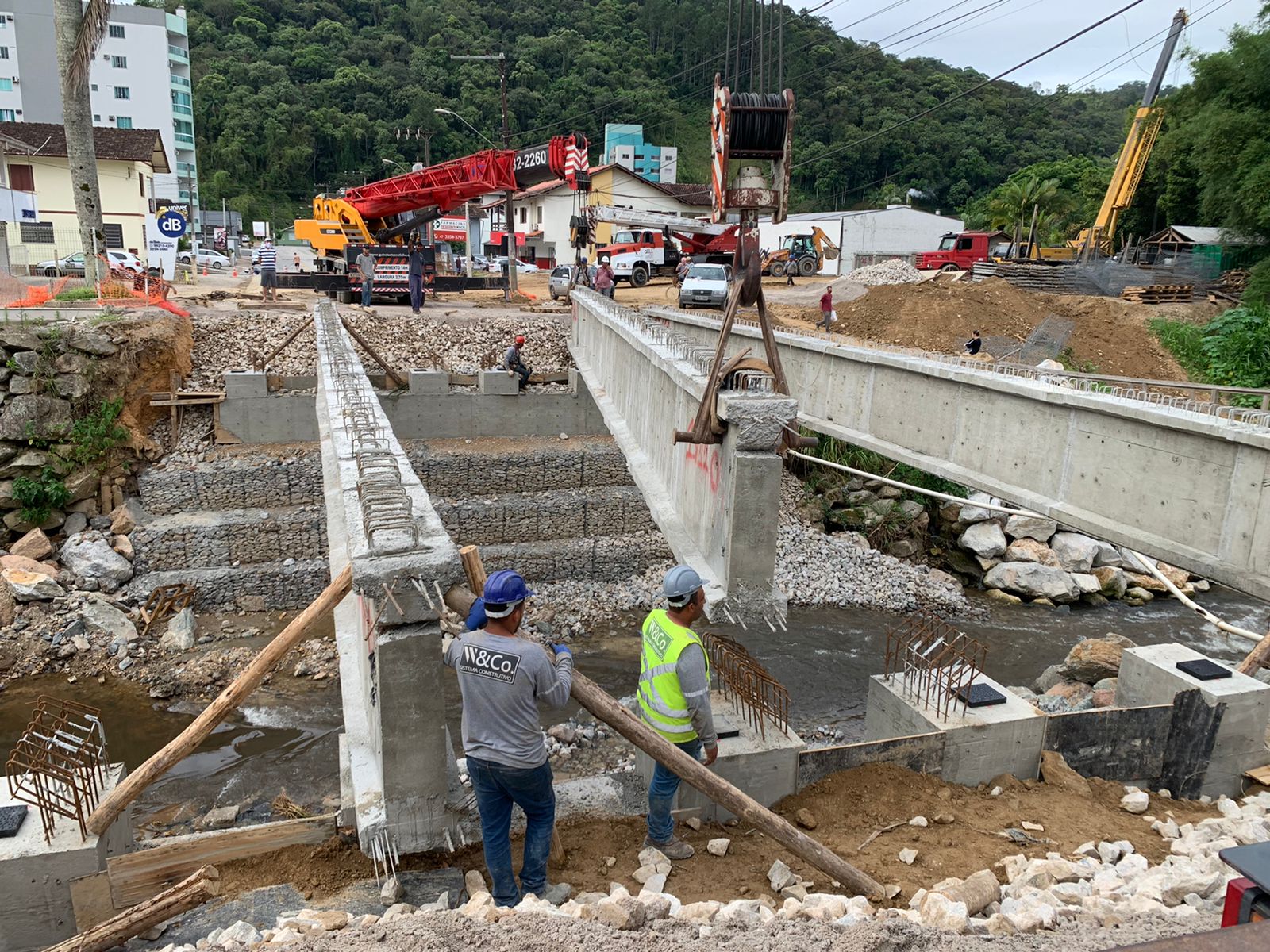 Ponte do Guarani: Equipes iniciam içamento das vigas