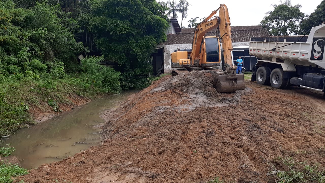 Confira as atividades da equipe de patrola e limpeza da Secretaria de Obras