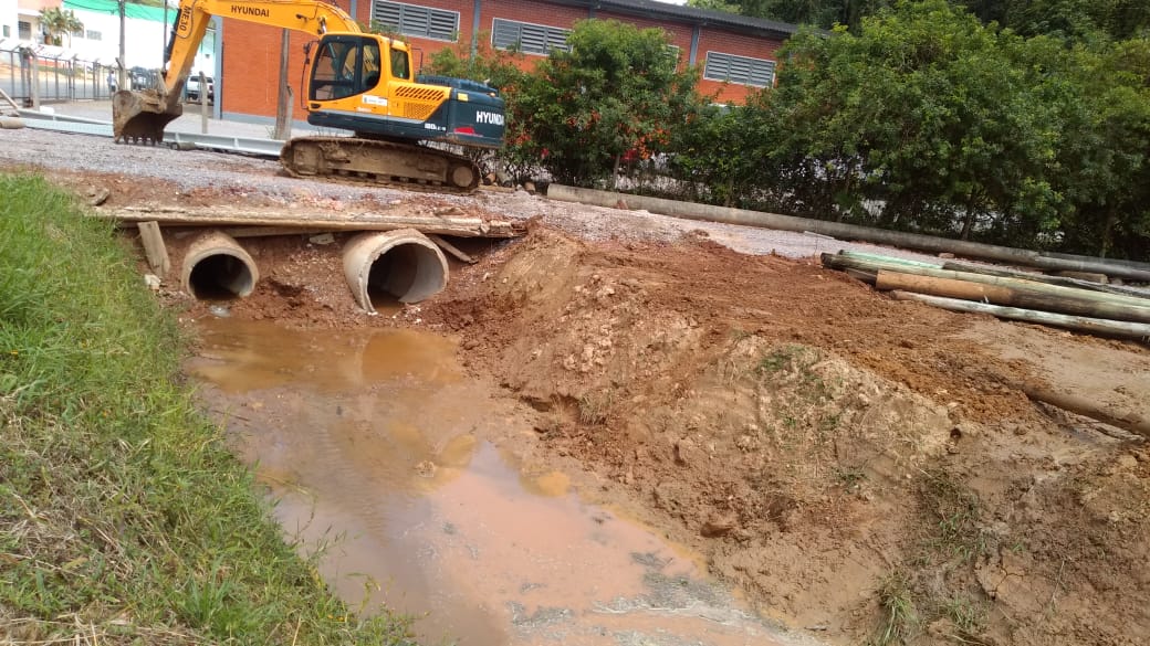 Confira as atividades da equipe de patrola e limpeza da Secretaria de Obras