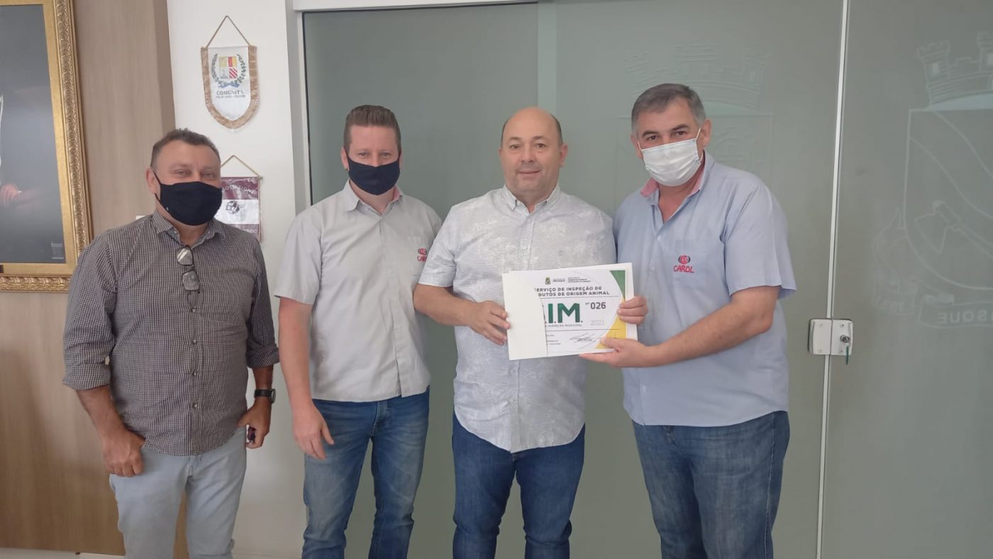 Prefeito Ari Vequi entrega certificado do Serviço de Inspeção Municipal a empresários