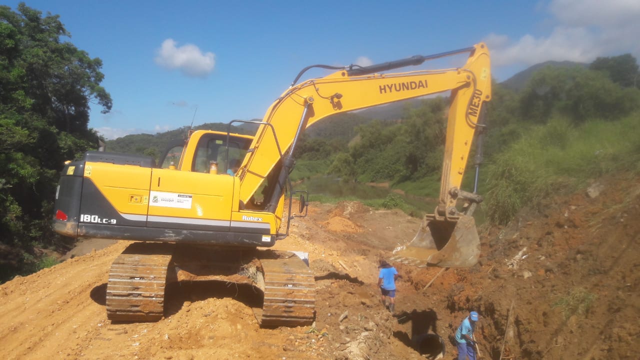 Confira as atividades da equipe de patrola e limpeza da Secretaria de Obras