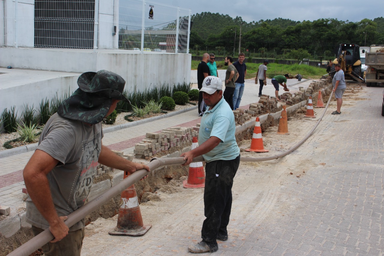 Solução simples busca resolver problema histórico de água em rua do Volta Grande