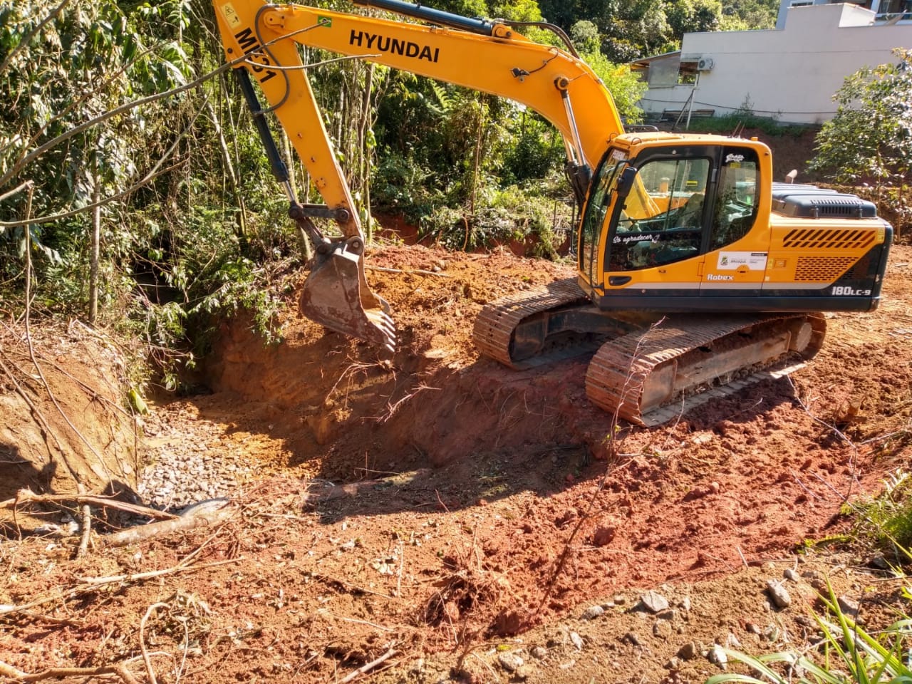 Confira as atividades da equipe de patrola e limpeza da Secretaria de Obras