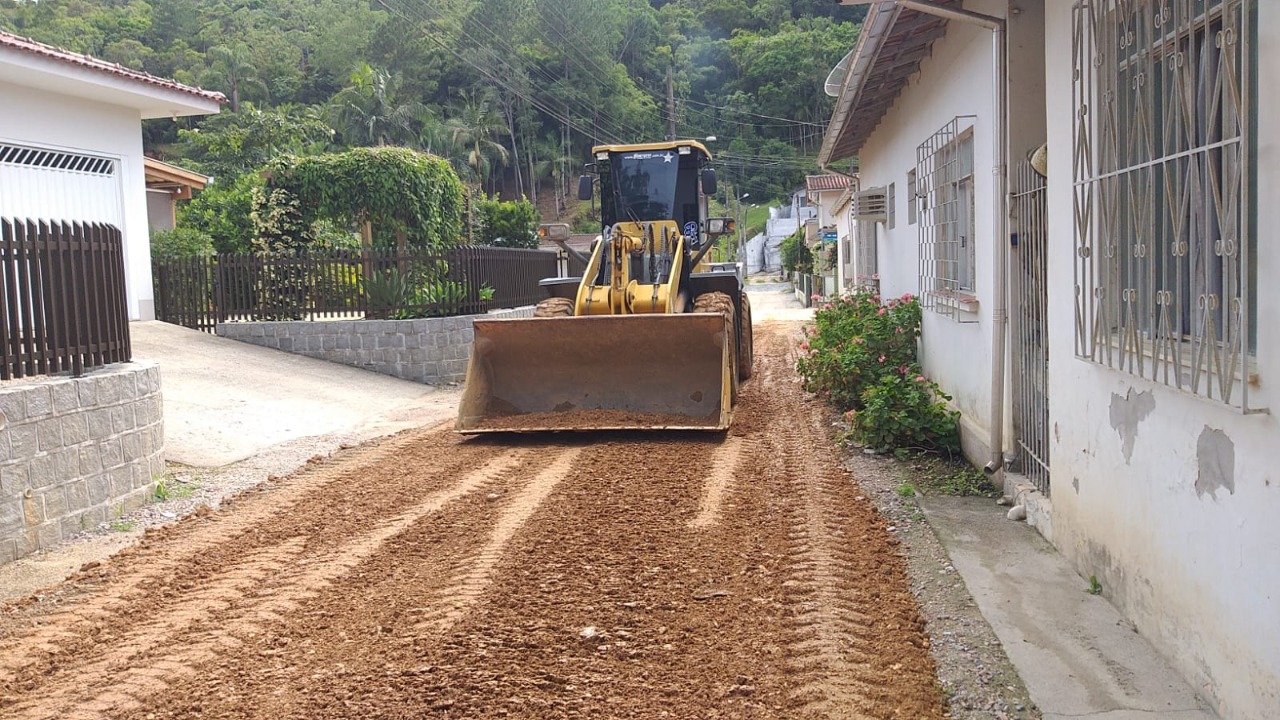 Confira as atividades da equipe de patrola e limpeza da Secretaria de Obras