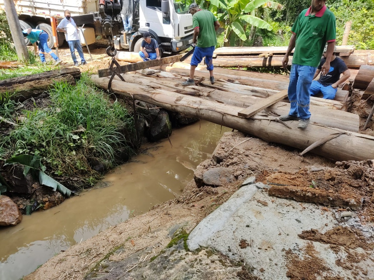 Confira as atividades da equipe de patrola e limpeza da Secretaria de Obras