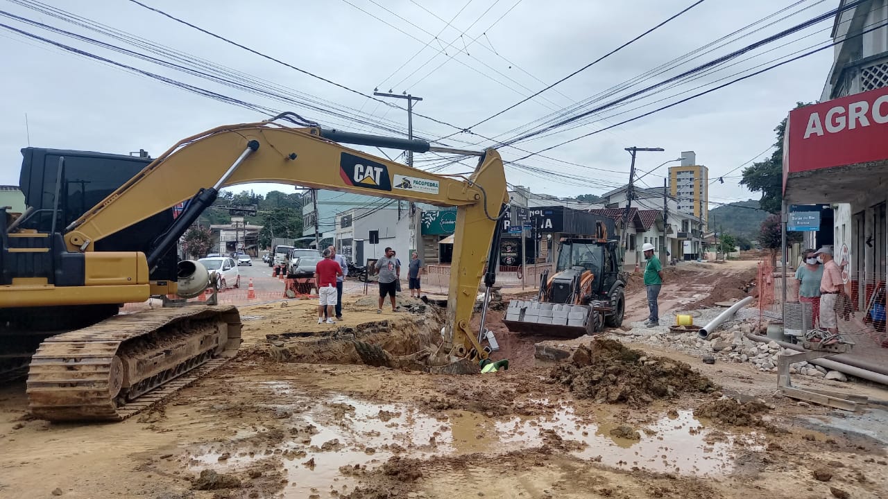 Prefeito em exercício, Gilmar Doerner, vistoria obra de macrodrenagem