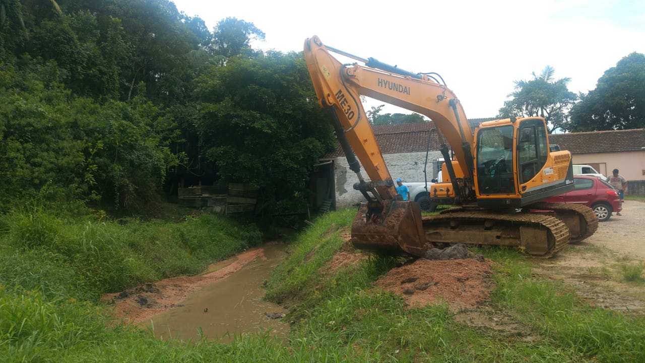 Confira as atividades da equipe de patrola e limpeza da Secretaria de Obras