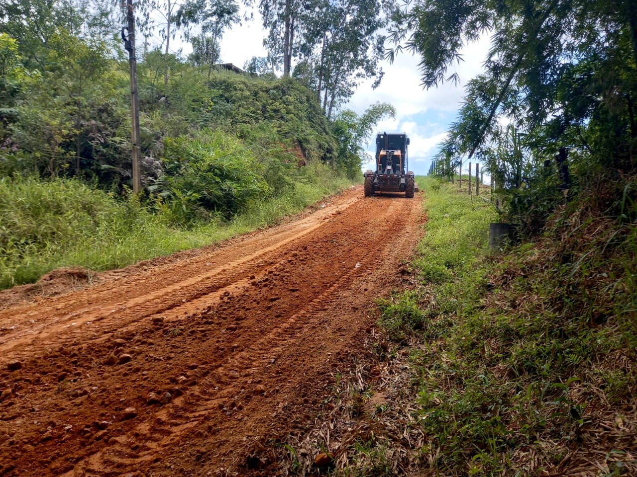 Confira as atividades da equipe de patrola e limpeza da Secretaria de Obras