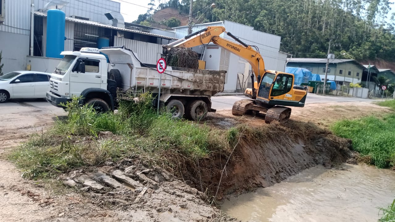 Confira as atividades da equipe de patrola e limpeza da Secretaria de Obras