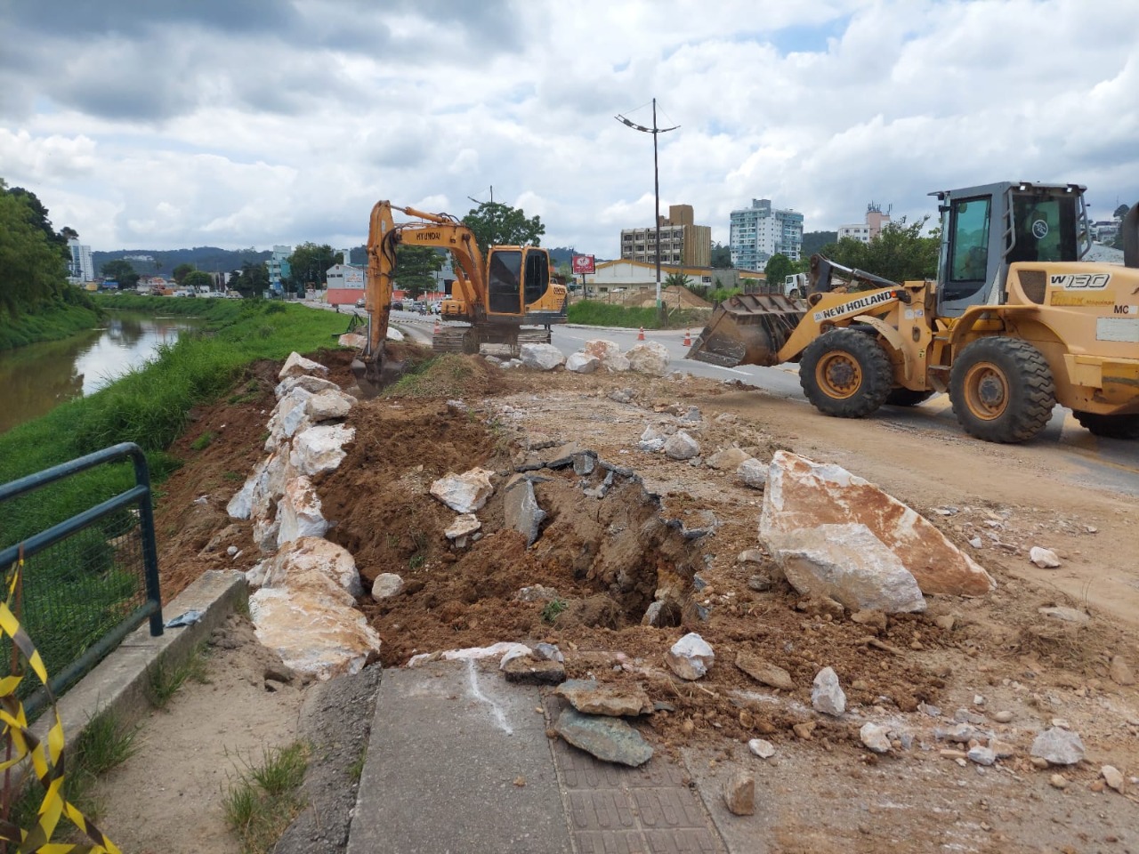 Confira as atividades da equipe de patrola e limpeza da Secretaria de Obras