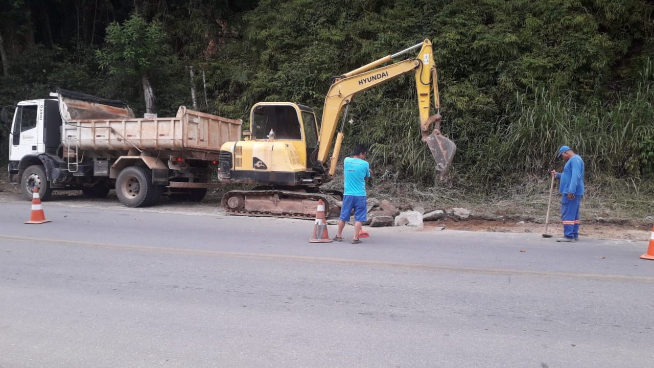 Confira as atividades da equipe de patrola e limpeza da Secretaria de Obras