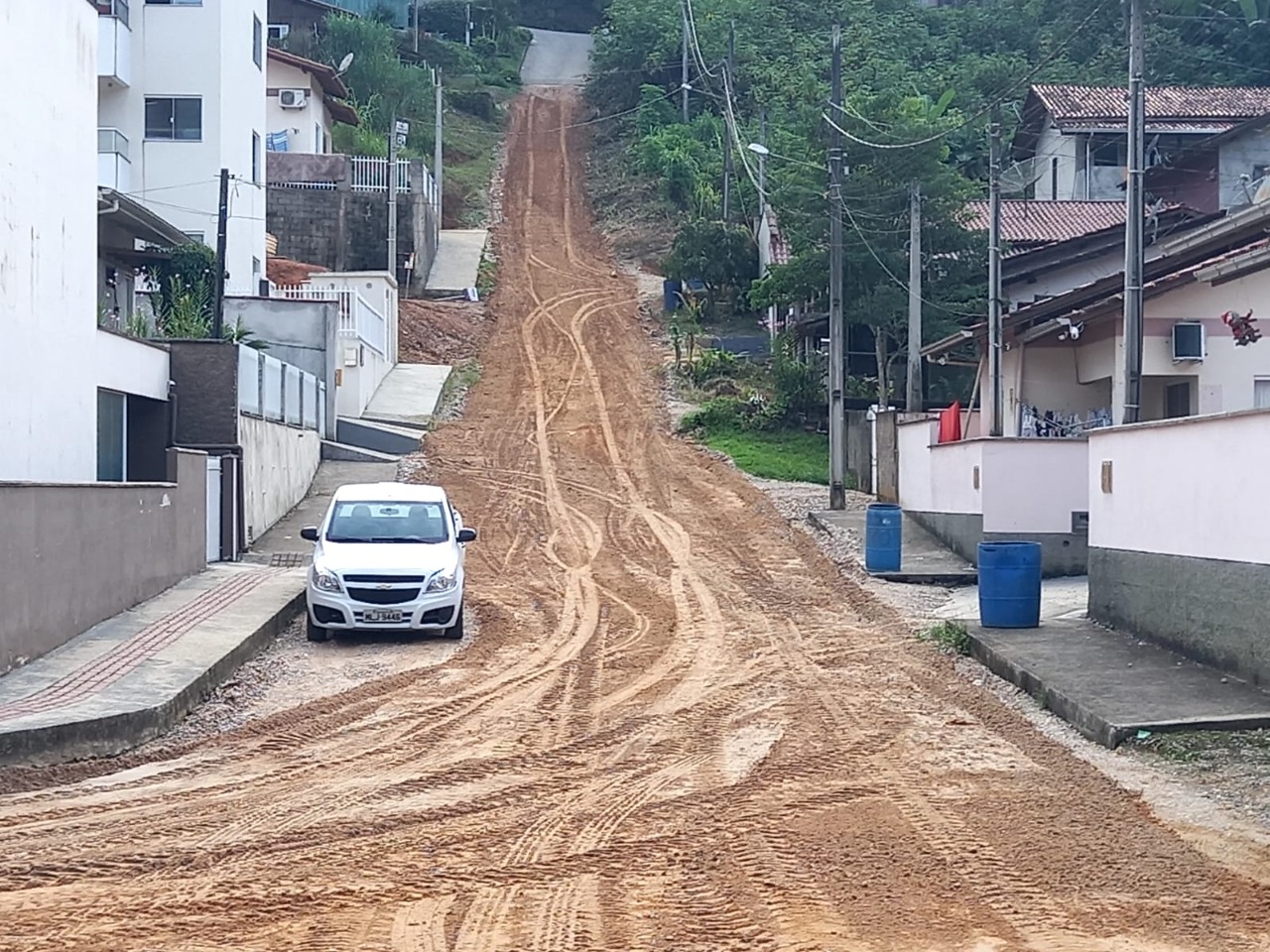 Confira as atividades da equipe de patrola e limpeza da Secretaria de Obras