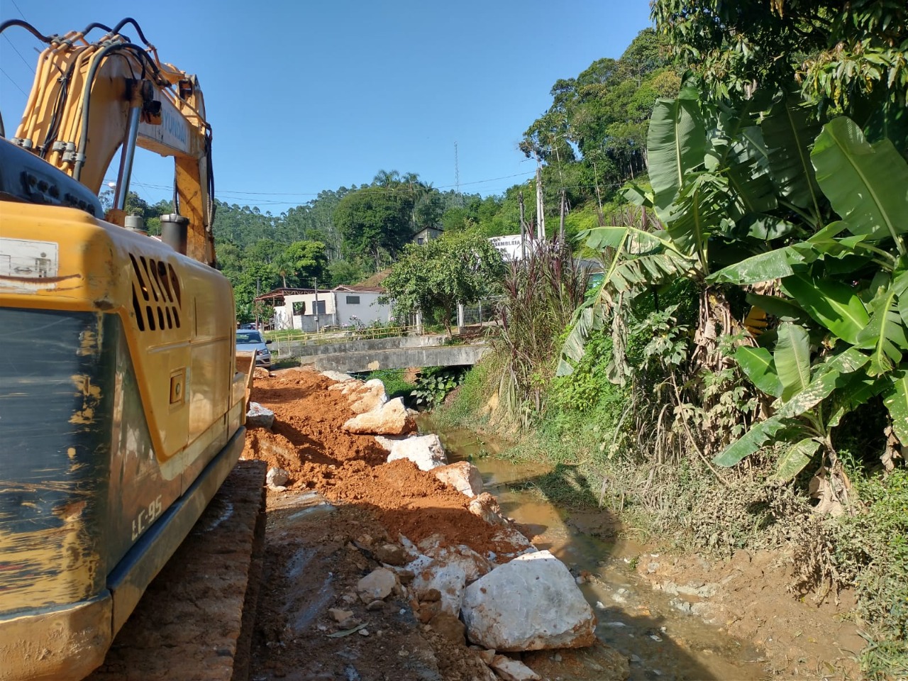 Confira as atividades da equipe de patrola e limpeza da Secretaria de Obras