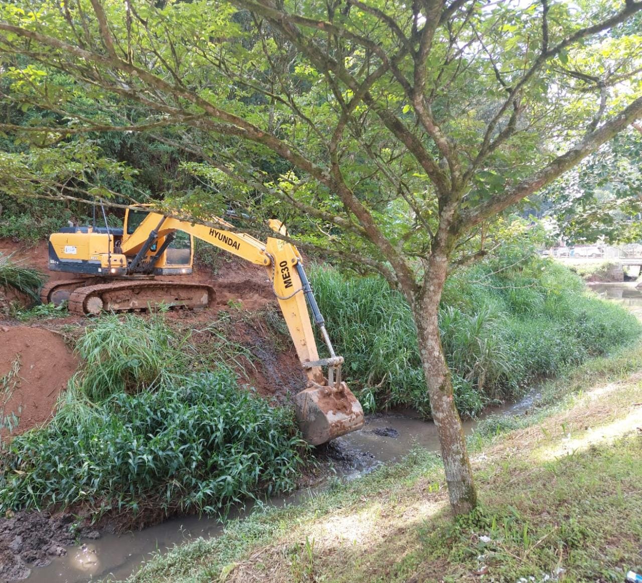 Confira as atividades da equipe de patrola e limpeza da Secretaria de Obras