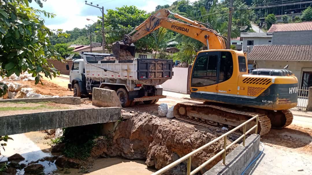 Confira as atividades da equipe de patrola e limpeza da Secretaria de Obras