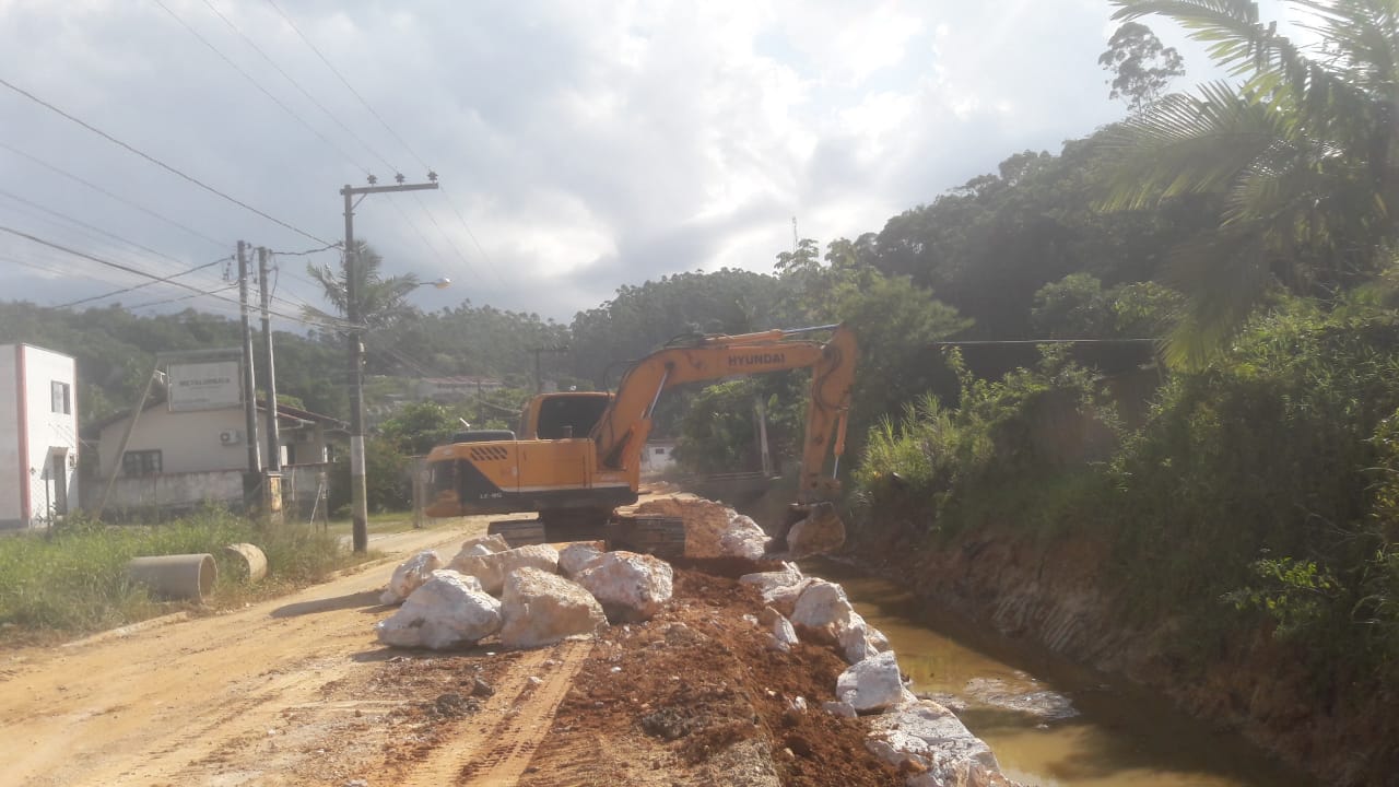 Confira as atividades da equipe de patrola e limpeza da Secretaria de Obras