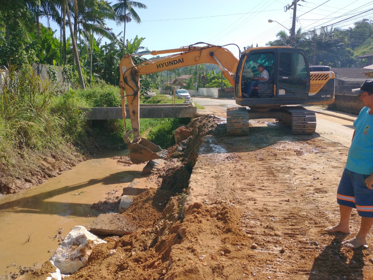 Confira as atividades da equipe de patrola e limpeza da Secretaria de Obras