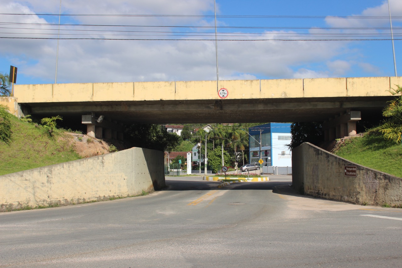 Continuidade da obra do Parque Linear deixará rua embaixo do viaduto que dá acesso ao  Parque das Esculturas em meia pista