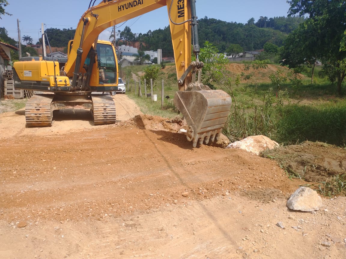 Confira as atividades da equipe de patrola e limpeza da Secretaria de Obras