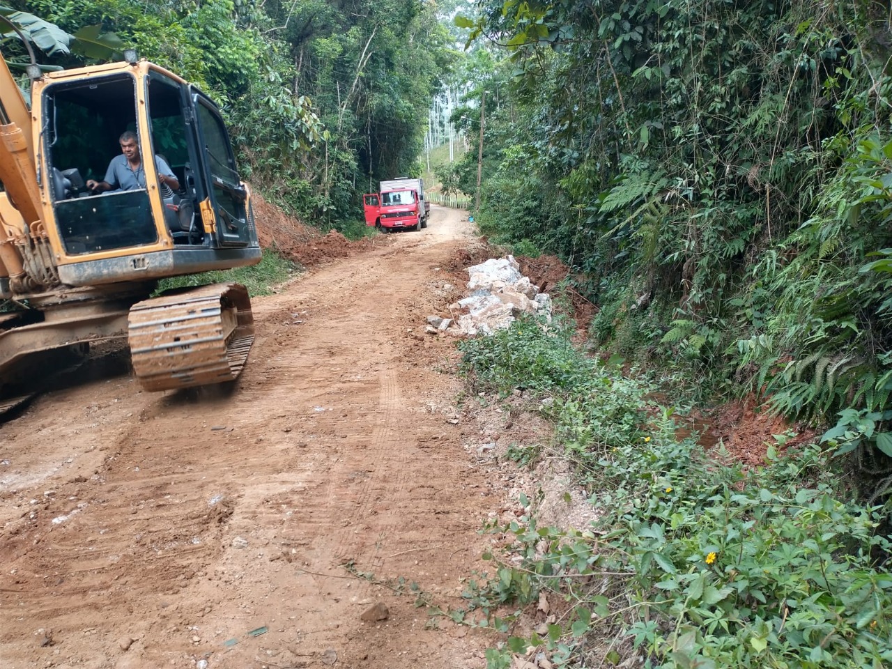 Confira as atividades da equipe de patrola e limpeza da Secretaria de Obras