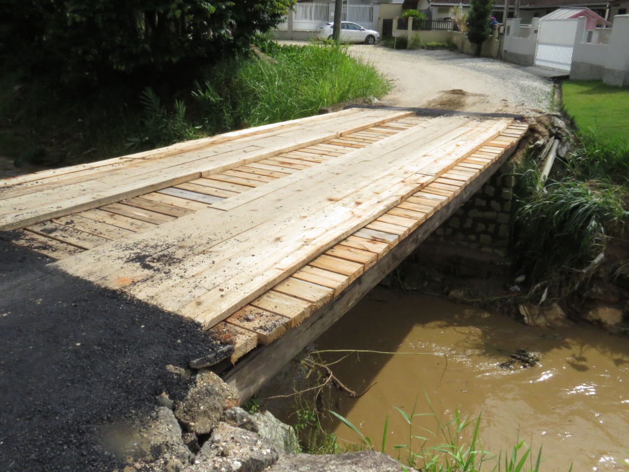 Secretaria de Obras trabalha na manutenção de ponte na Ponta Russa