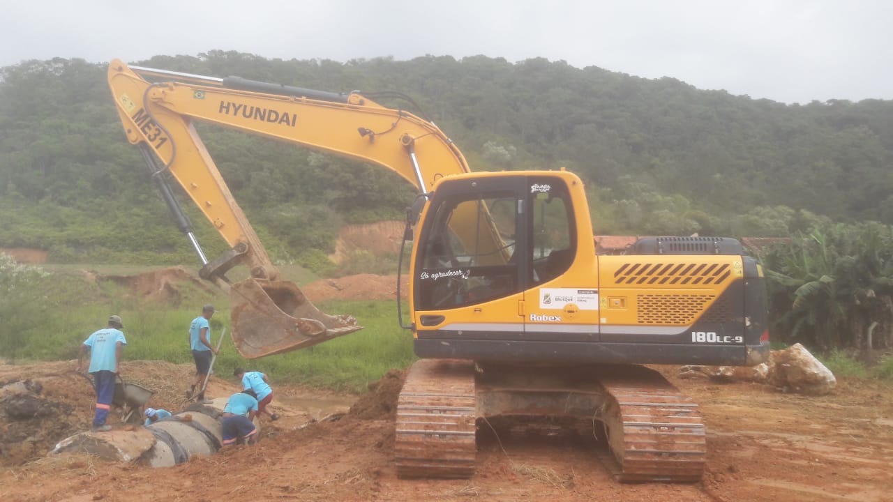 Confira as atividades da equipe de patrola e limpeza da Secretaria de Obras