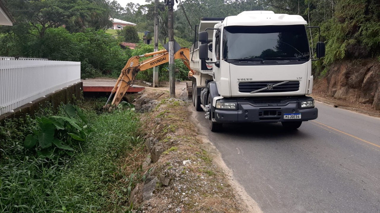 Confira as atividades da equipe de patrola e limpeza da Secretaria de Obras