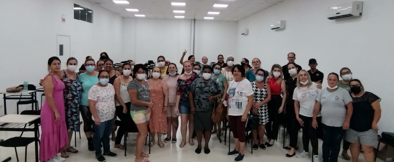 Auxiliares de serviços gerais da Secretaria de Saúde participam de encontro motivacional